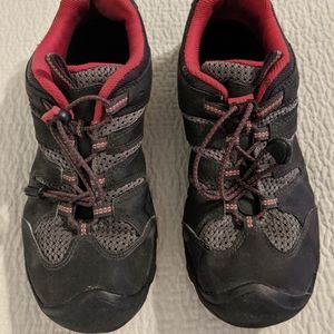 Keen - Big boys bungee tie sneaker (size 6)